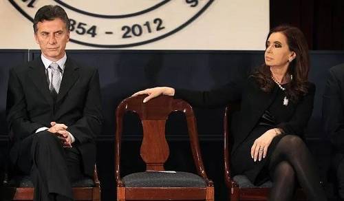 阿根廷现总统毛里西奥・马克里（左）阿根廷前总统克里斯蒂娜・基什内尔（右）